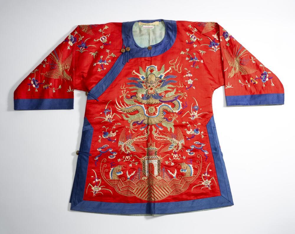 Mantel (meisje) van rode zijdesatijn met Chinees borduursel in voorstelling van draak en…