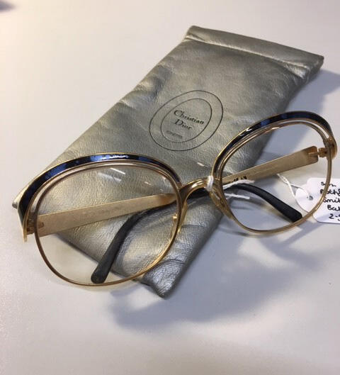 Bril, goudkleurig metalen montuur met blauw/zwart emaille, bewaard in zilverkleurig etui met geel…