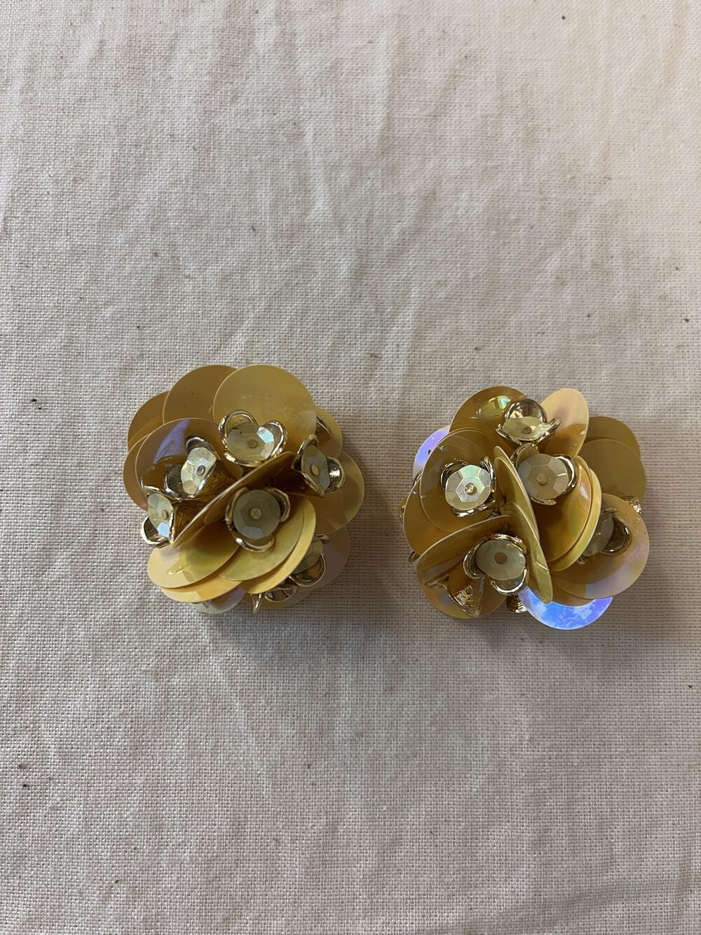 Oorclips, grote gele en goudkleurige pailletten