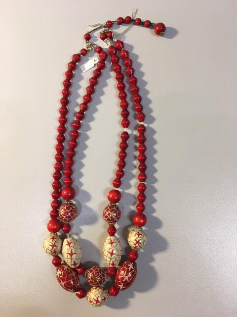 Ketting, twee strengen rode houten kralen, middengedeelte met grotere wit/rood/goudkleurige en rood…