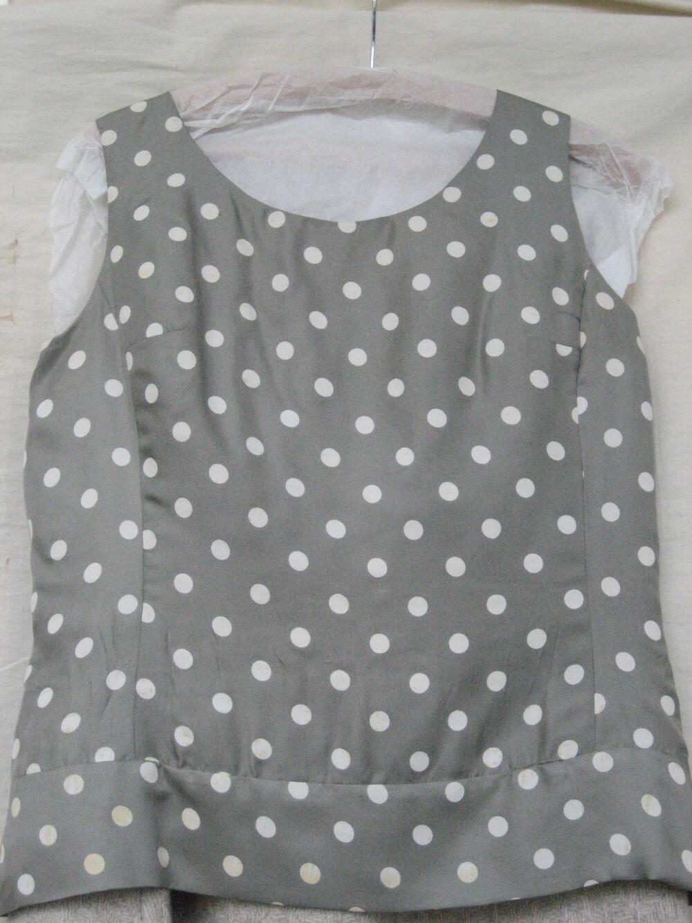 Blouse van grijze keperzijde, bedrukt met witte noppen, wijd model met boothals, onderdeel van…