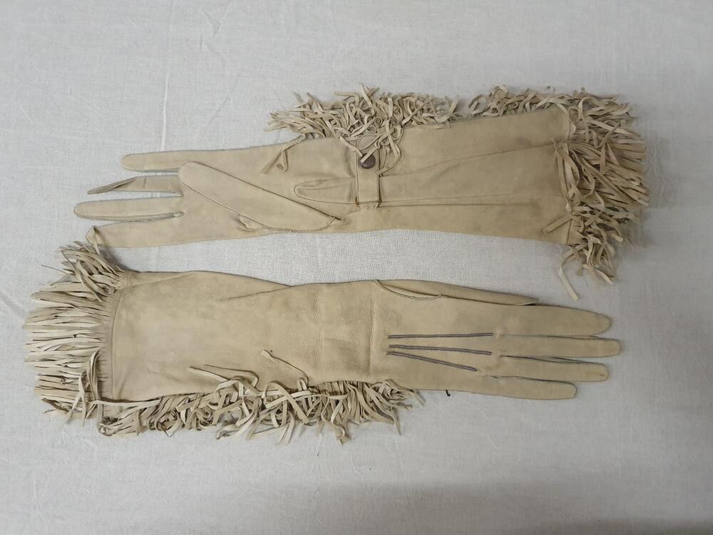 Een paar vrouwenhandschoenen