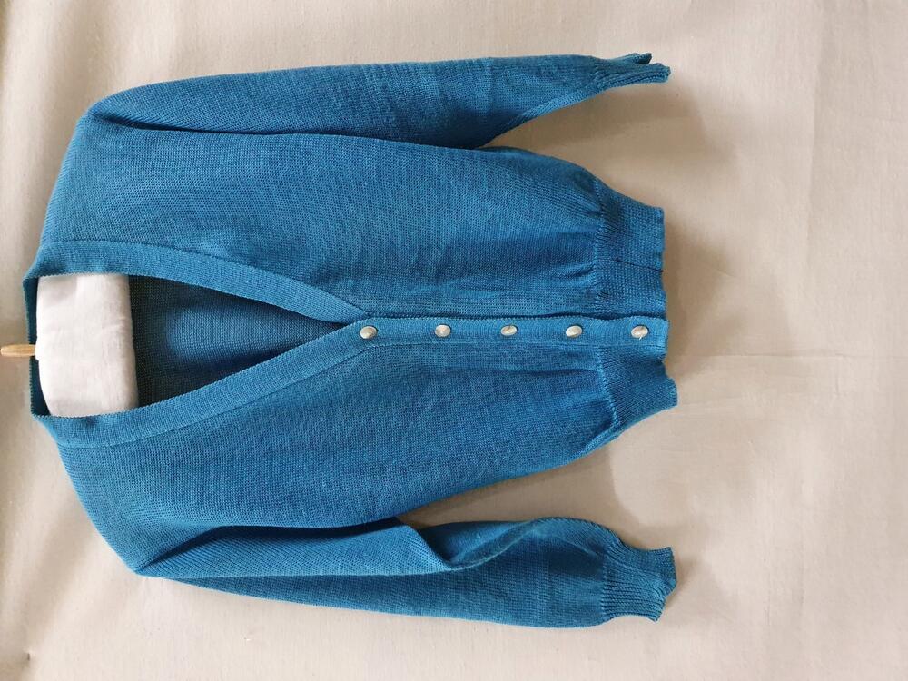 Vest gebreid van blauw katoen. Blousonmodel met lange mouwen