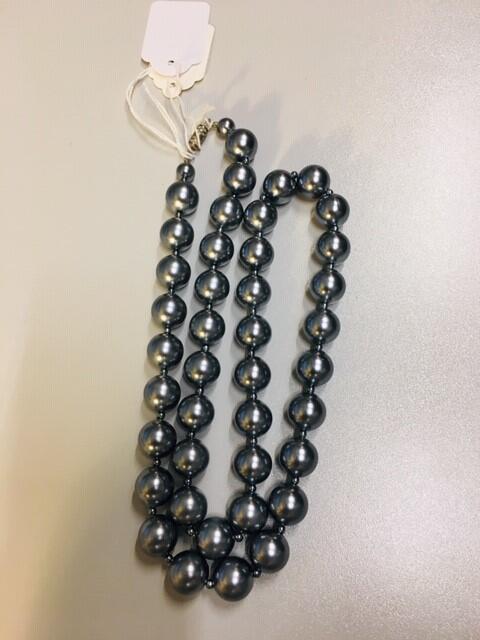 Ketting. Plastic imitatie parels. Grijs-blauw. Grote parels afgewisseld met kleine parels