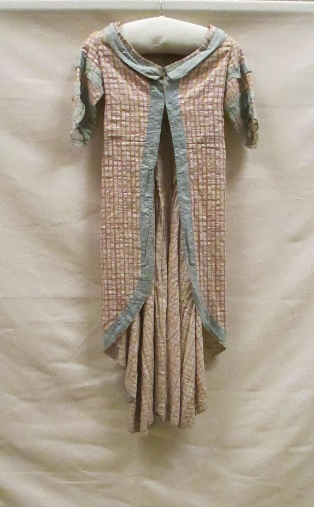 Verkleedjapon, voorstellende een overkleed van een robe à la polonaise, wit linnen met ingeweven…