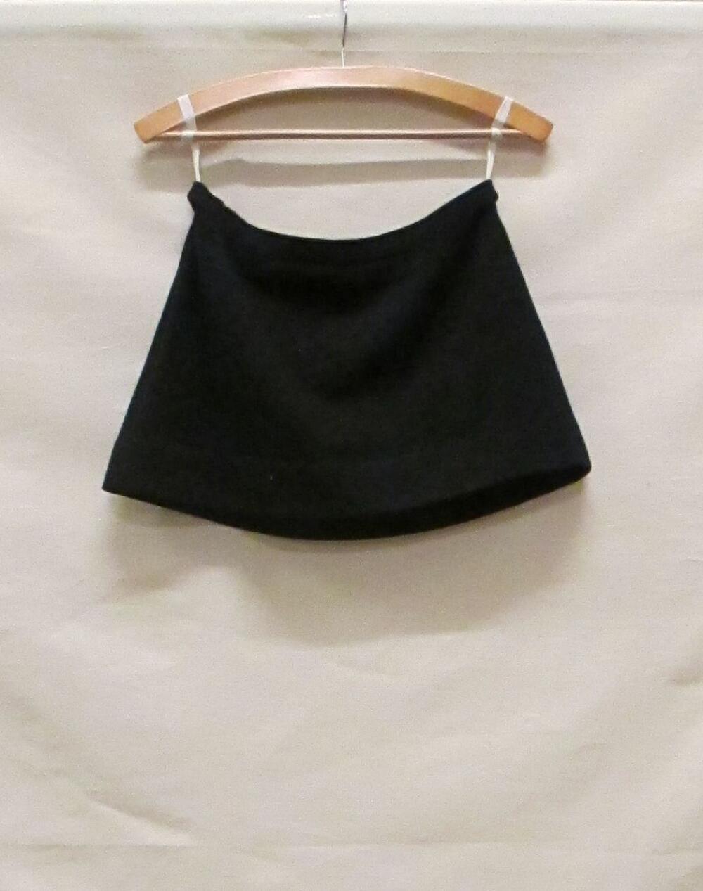 Minirok van zwarte wollen tricot, zeer kort A-lijn model met elastiek in de taille