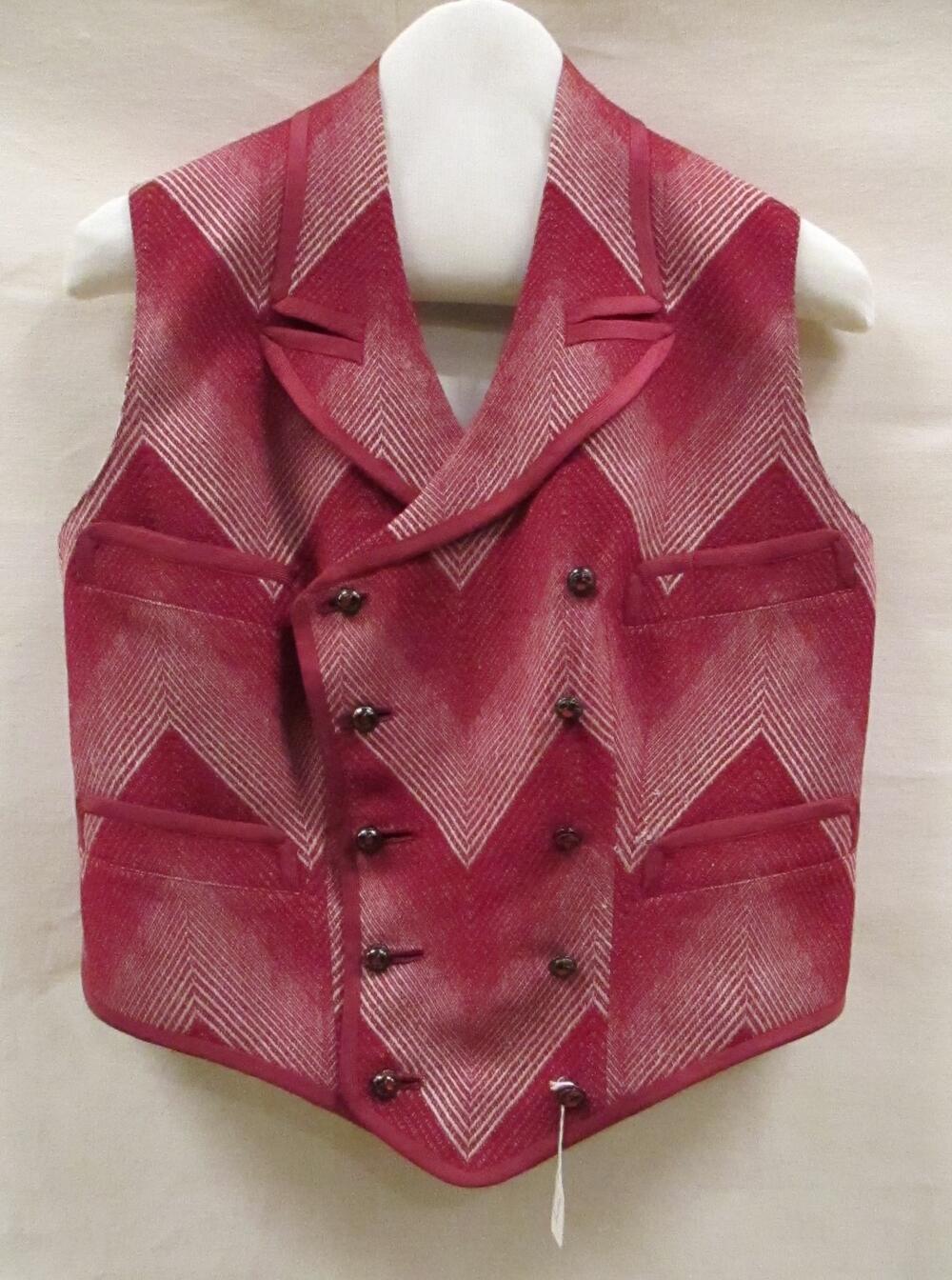 Vest (man) van rode wol met beige geometrisch ingeweven patroon, achterpand van rode satinet en…