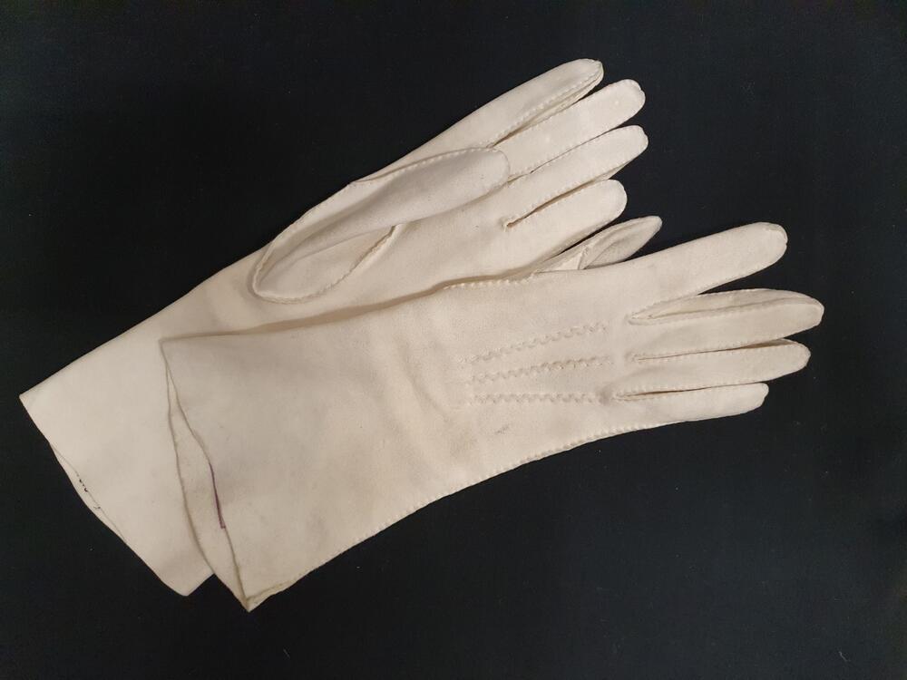 Een paar vrouwenhandschoenen