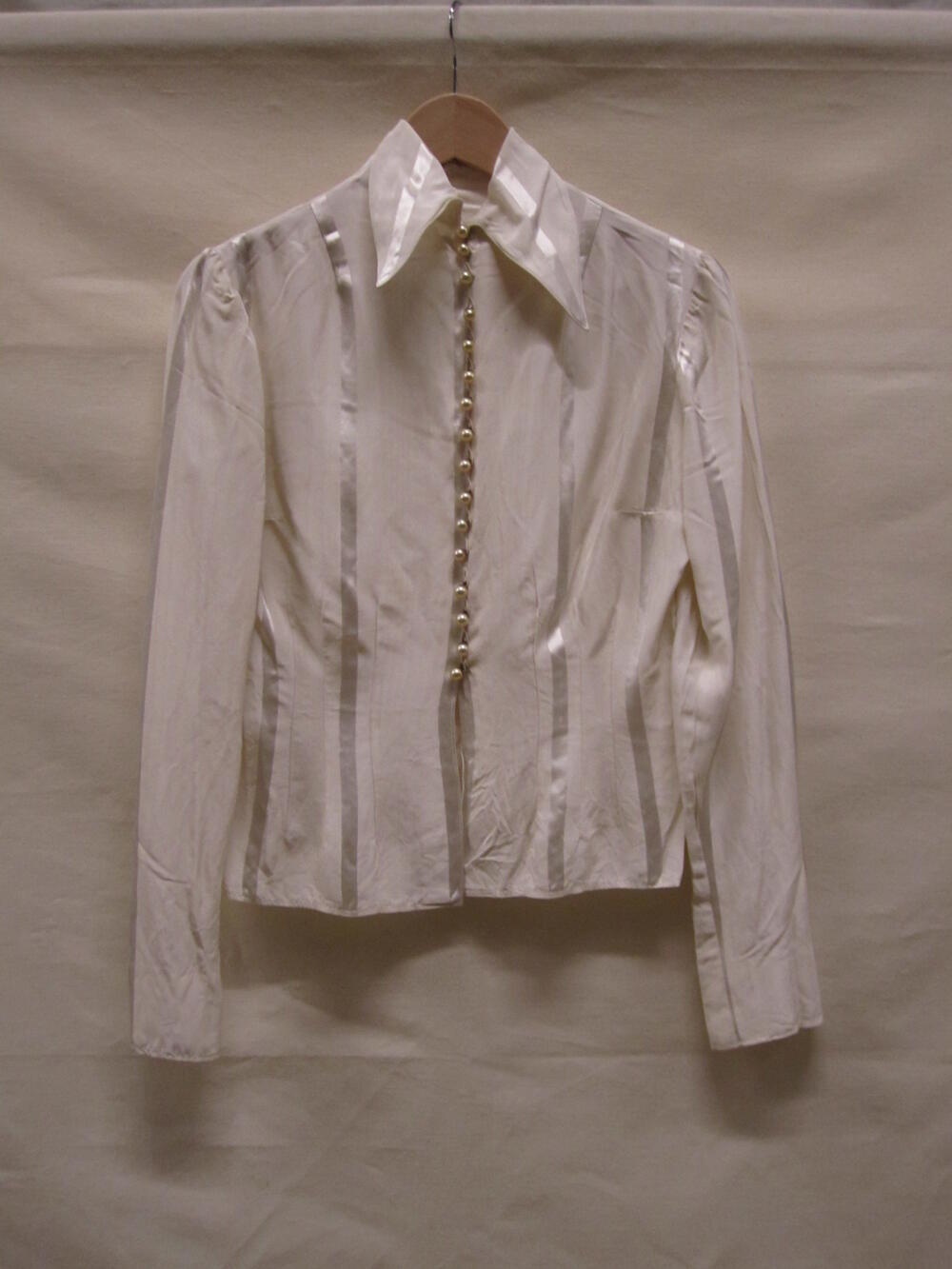Blouse van ivoorkleurige kunstzijde met ingeweven witte satijnstreep, knoopsluiting van…