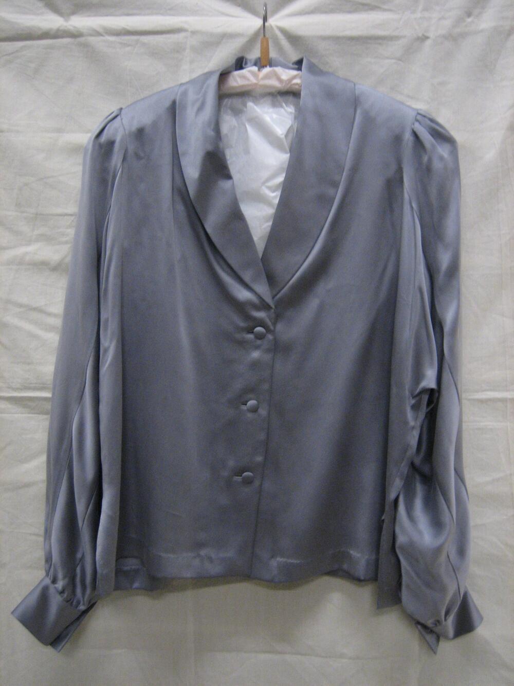 Blouse van zilvergrijze zijde met sjaalkraag