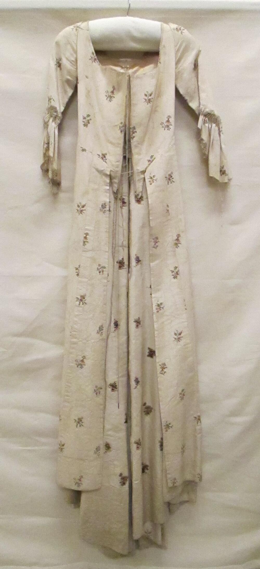 Overkleed van robe à la française, crèmekleurige zijde met ingeweven crèmekleurige bloemslingers en…