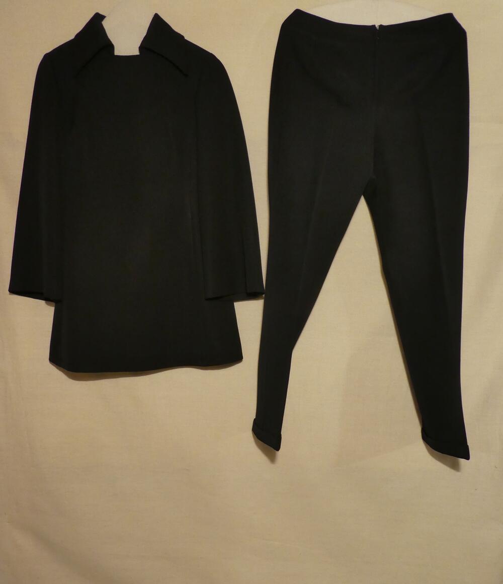 Vrouwenbroekpak, bestaande uit lange broek en hes