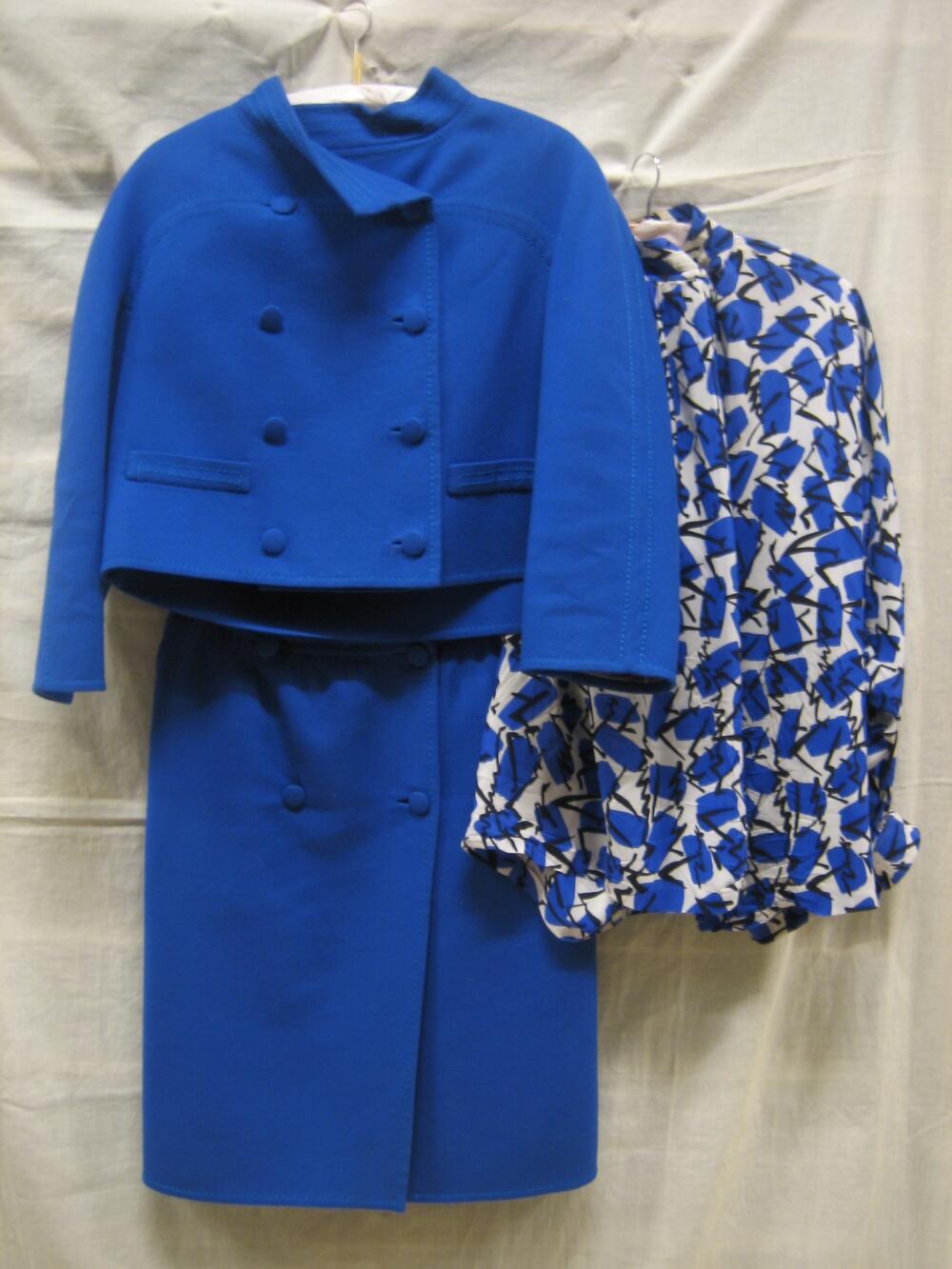 Ensemble, van azuurblauwe double face wol, bestaande uit jasje, zijden blouse en rok