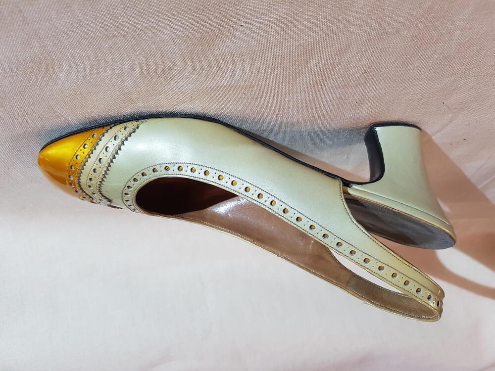 Pumps, beige/bruin/oker geplastificeerd leer met open hiel, in bijbehorende doos
