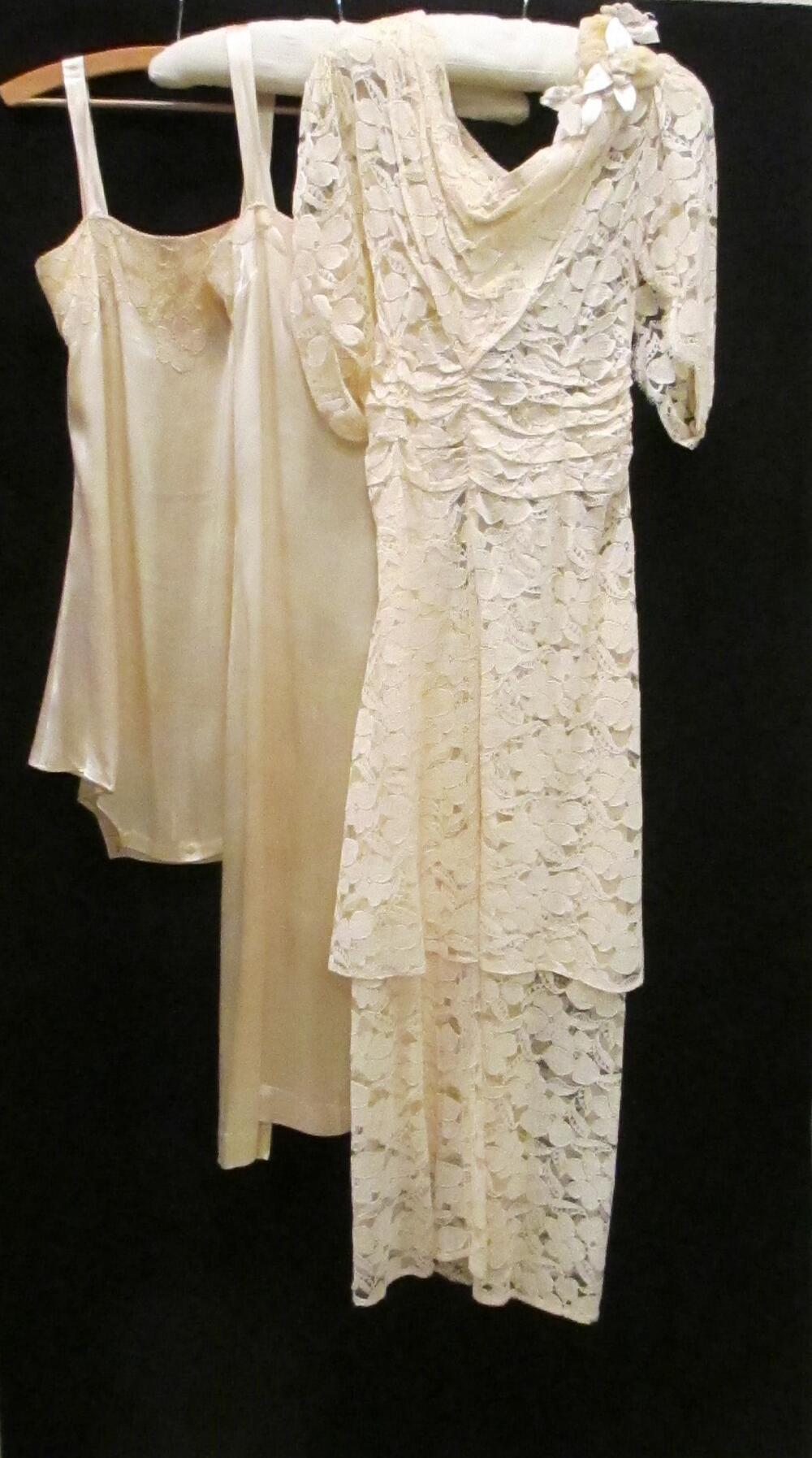 Avondjurk van wit machinekant met onderjurk en chemise-enveloppe van beige satijn