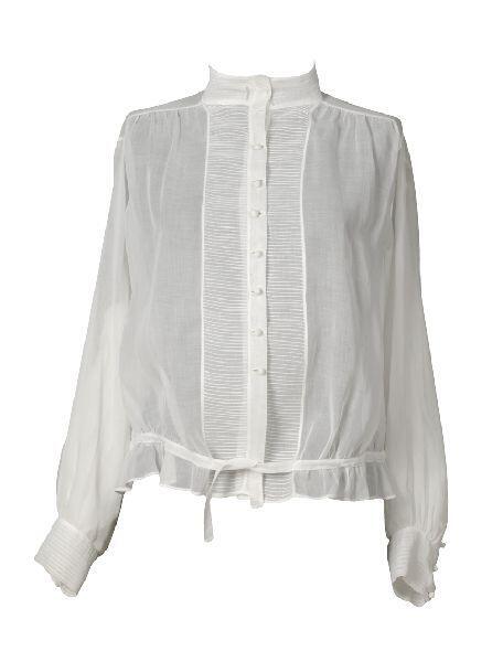 Blouse van witte voile, middenvoorsluiting van gehaakte witte knoopjes, waarlangs ter weerszijden…