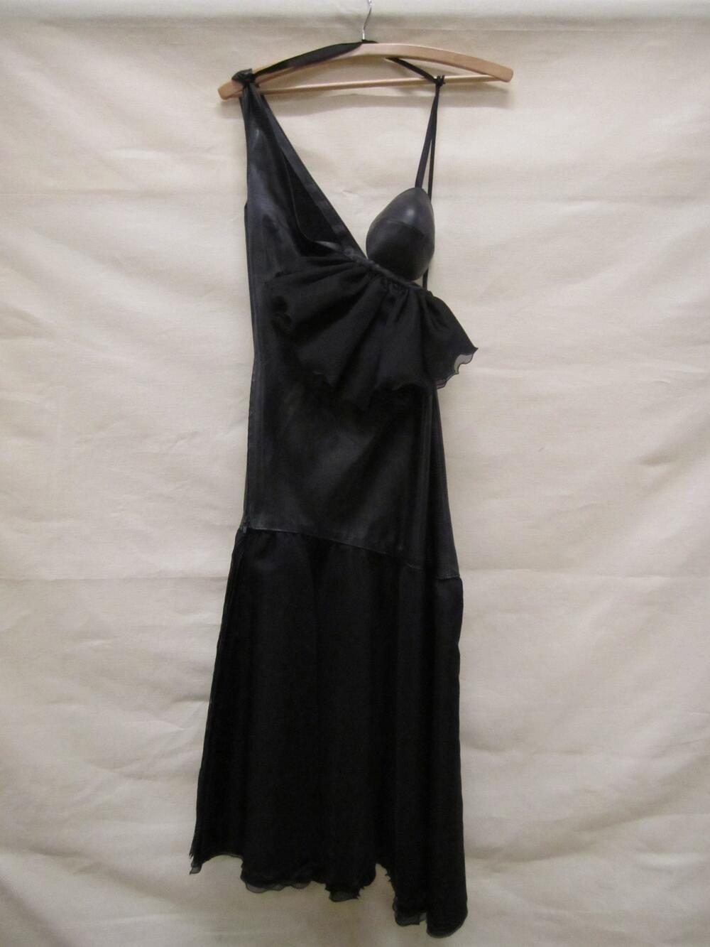 Avondjurk van zwart leer en zwart organza,  off-shoulder model