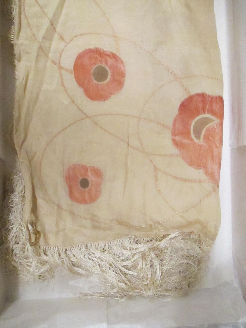 Sjaal van beige zijde met applicaties in fluweel, bloemen in oudroze met glansverf