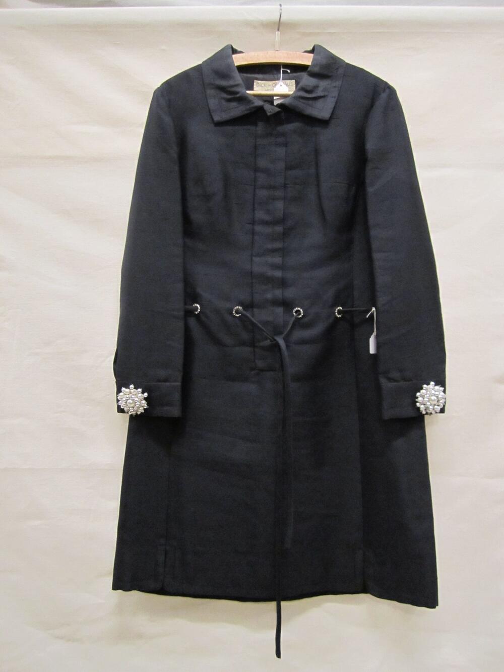 Cocktailjurk, type robe manteau van zwarte thaizijde met doorgevlochten rolceintuur in de taille,…