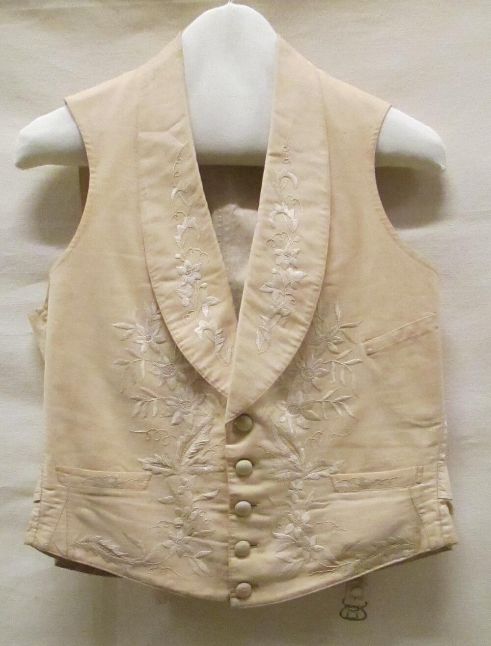 Vest (man) van cremekleurige wollen keperweefsels met zijden bloemboorduursel in dezelfde kleur op…