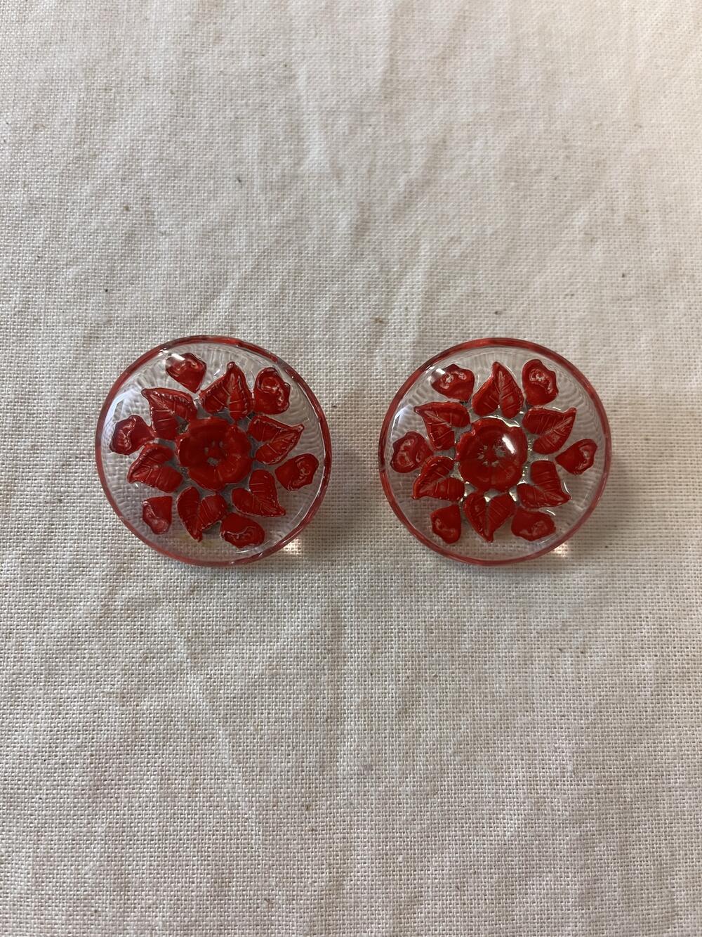 Oorclips, rond, rood gegoten in doorzichtig kunststof