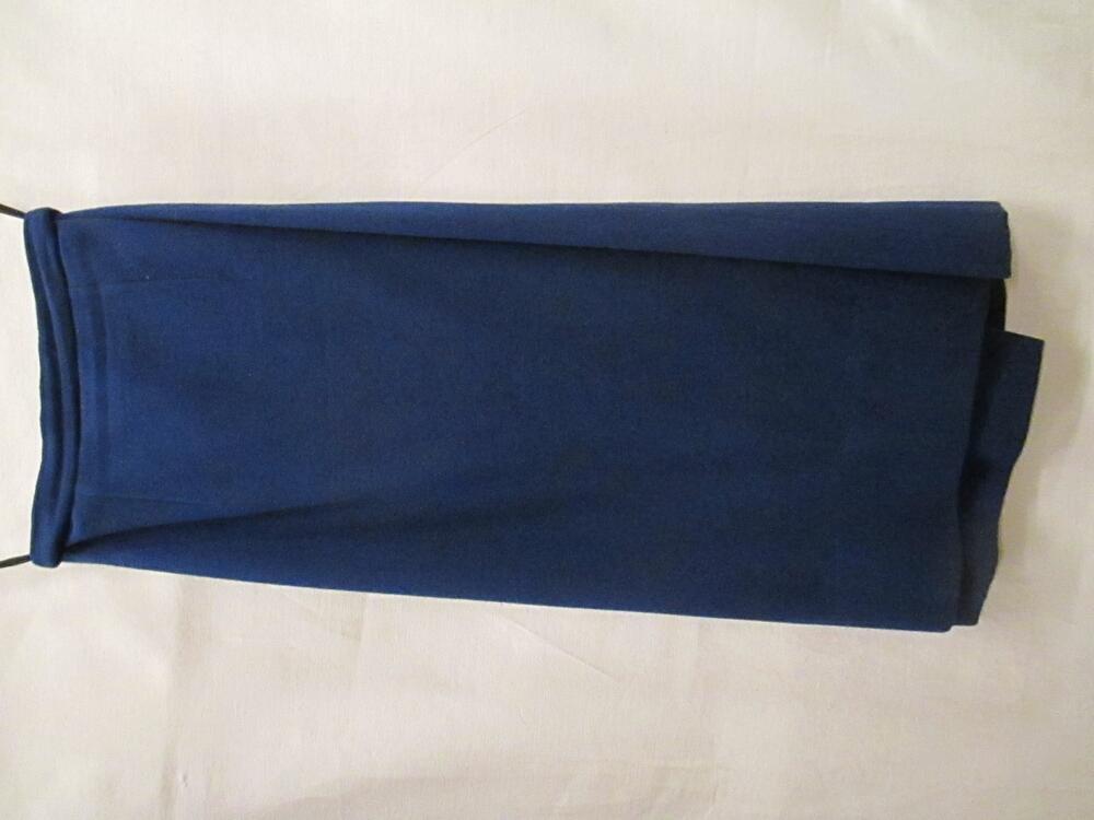 Kokerrok van kobalt blauwe wol, halflang model met sluitknoop van hout in vorm van schelp,…