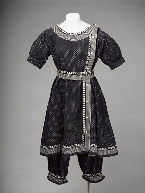 Baderskostuum, lijf met schort, broek en ceintuur. Donkerblauw met wit genopt