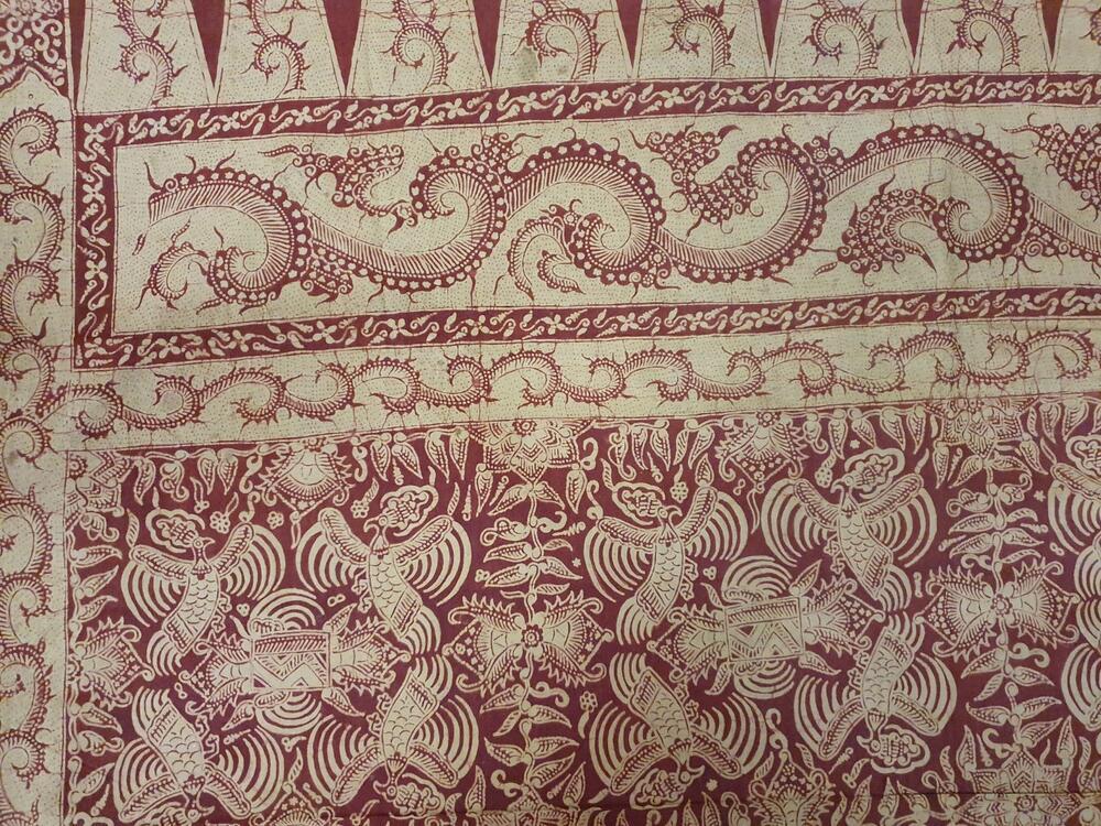 Sarong van rood en lichtbruin gebatikt katoen