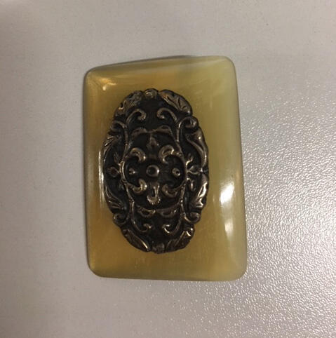 3 identieke knopen van rechthoekig plaatje blond hoorn met applicatie van zilver, behorende bij gesp