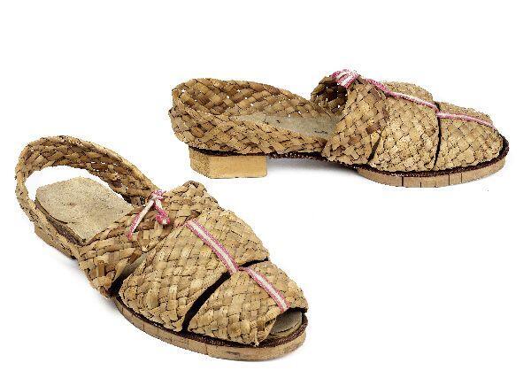 Een paar vrouwensandalen