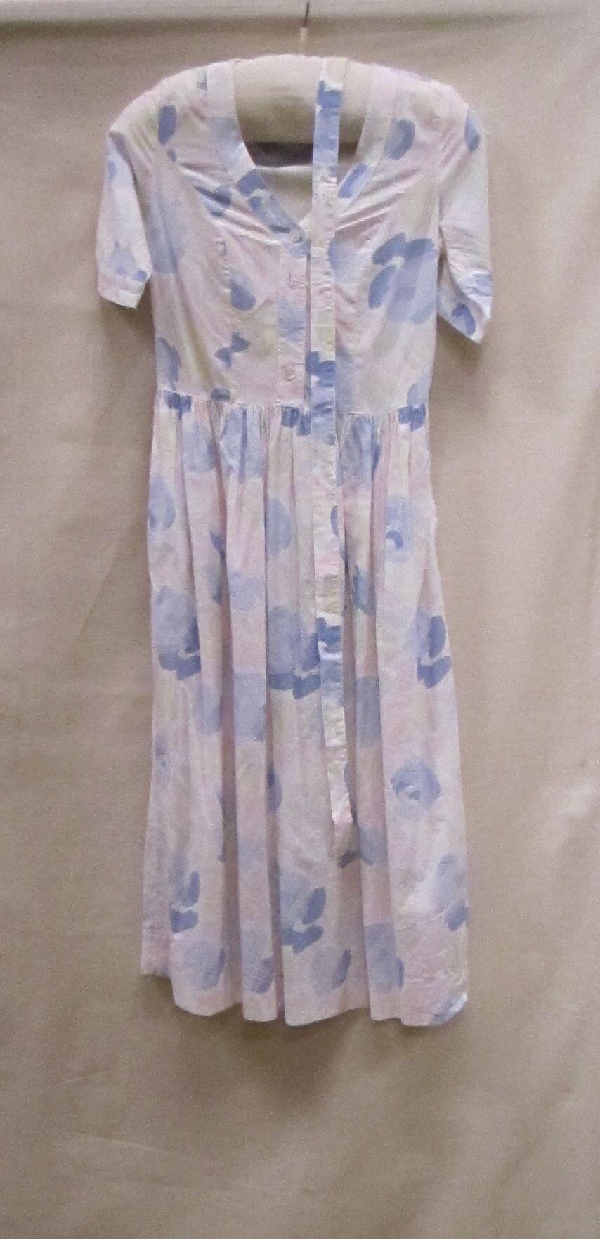 Zomerjurk met ceintuur, wit katoen bedrukt met schilderachtig bloempatroon in blauw, groen, geel en…
