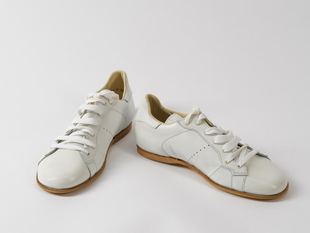 1 paar schoenen ('bowling'-model) van wit leer, behorende tot ensemble