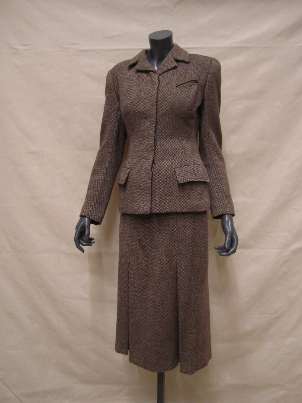 Mantelpak van bruin/wit wollen tweed, bestaande uit getailleerd jasje en rok