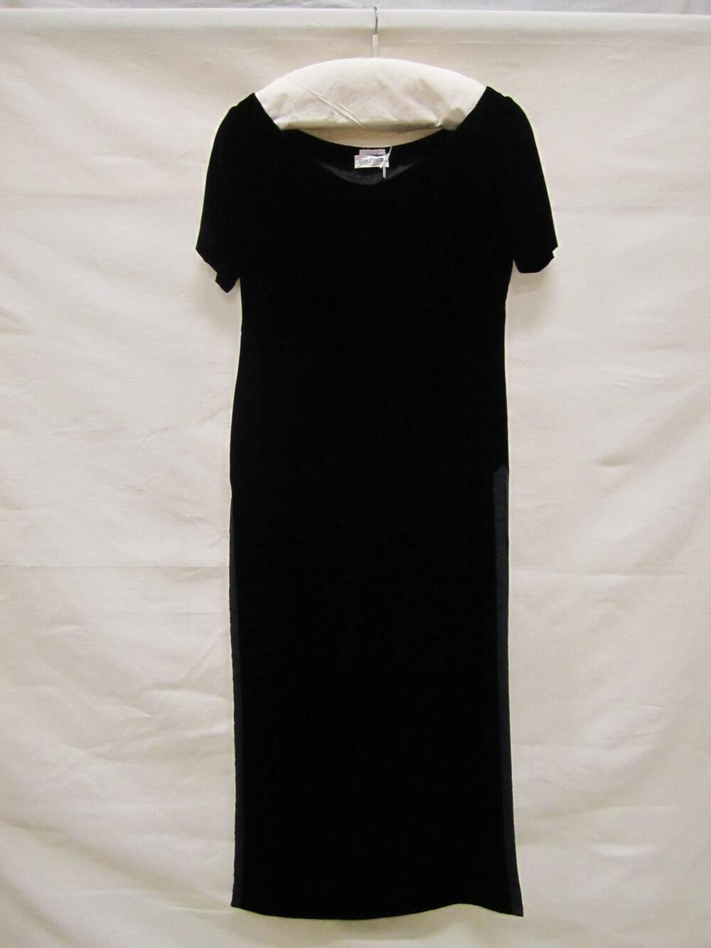 Avondjurk van zwart velours-chiffon, recht vallend model met korte mouw en 2 diepe zijsplitten