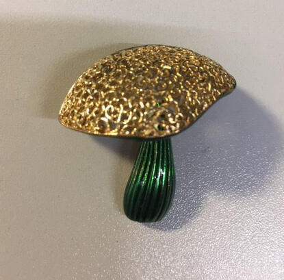 Broche in vorm van paddestoel, hoed van ajour goudkleurig metaal, rand en steel van groen…