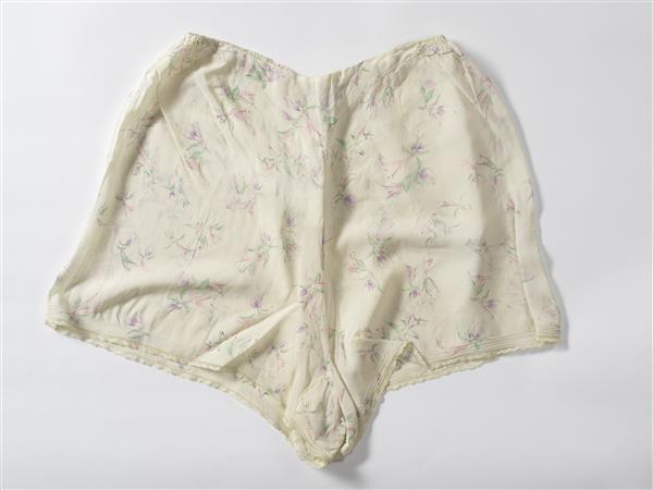 Onderbroek van witte kunstzijde met bloempatroon, split middenachter