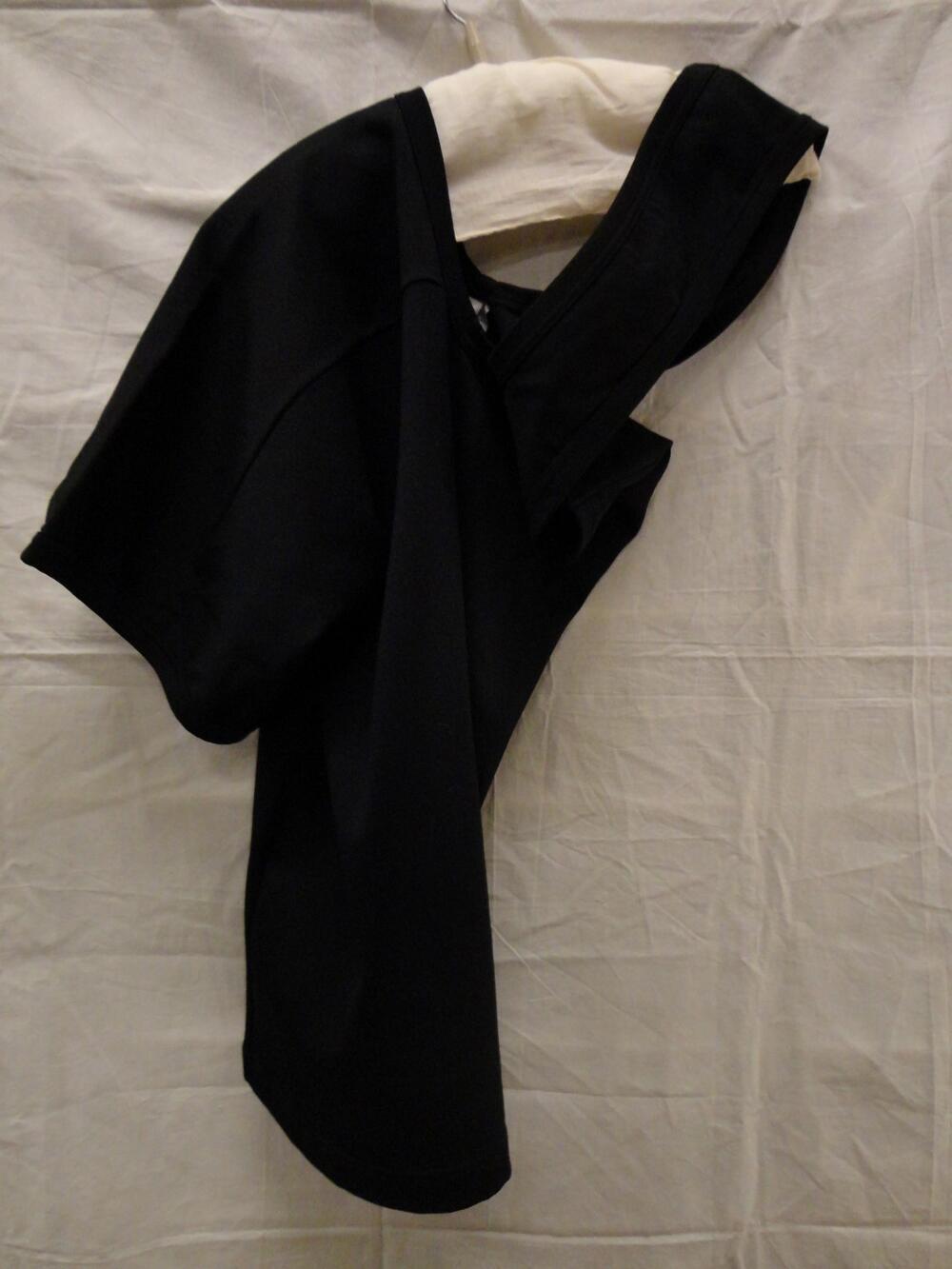 A-symmetrisch jurkje van zwart synthetische, elastisch tricot, machinaal gebreid