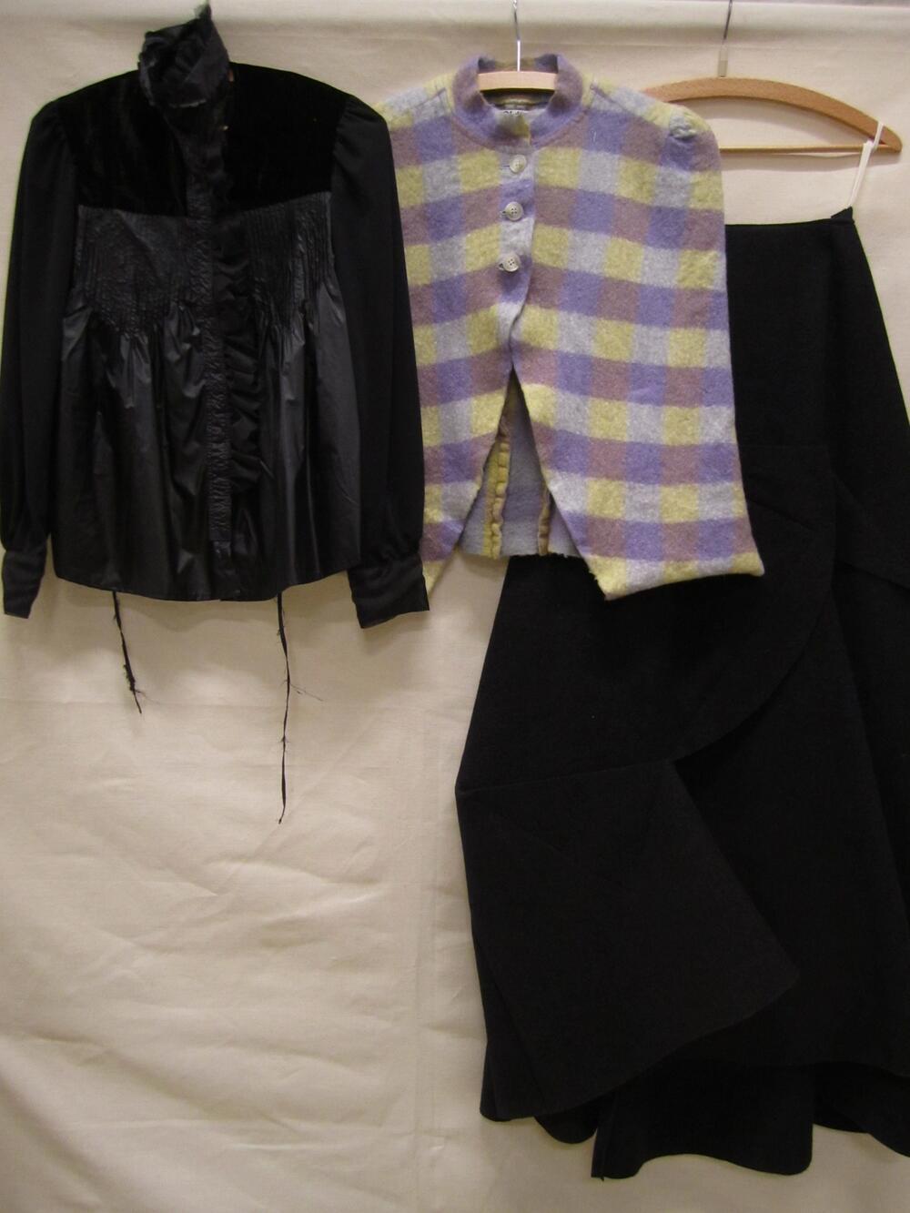 Ensemble bestaande uit een cape van vervilte wol in de kleuren geel/lila, een blouse van zwart…
