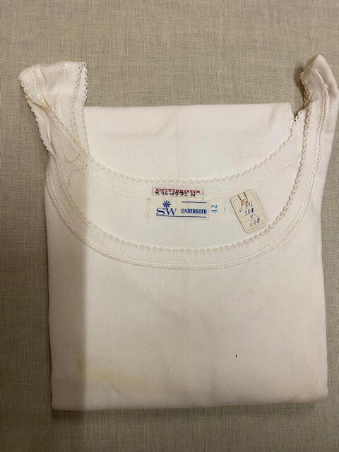 Onderhemd van wit katoenen tricot, behorende tot Schevenings vrouwenkostuum