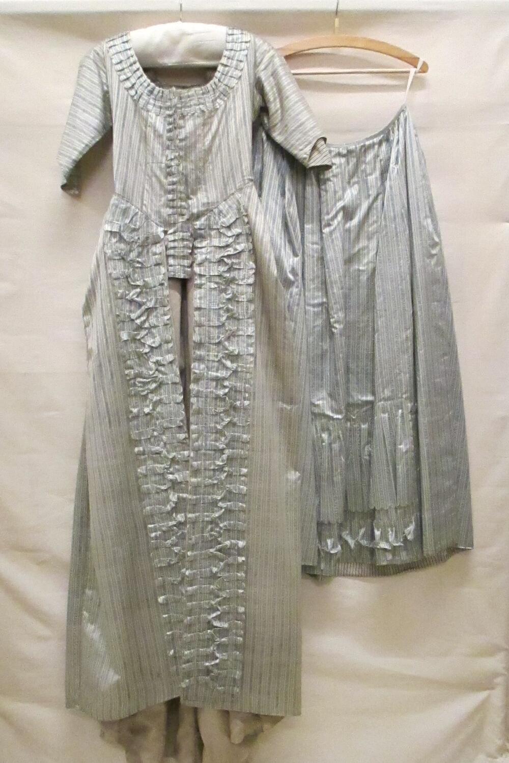 Robe à la française, bestaande uit overkleed en rok, van wit/lichtblauw gestreepte zijde met…