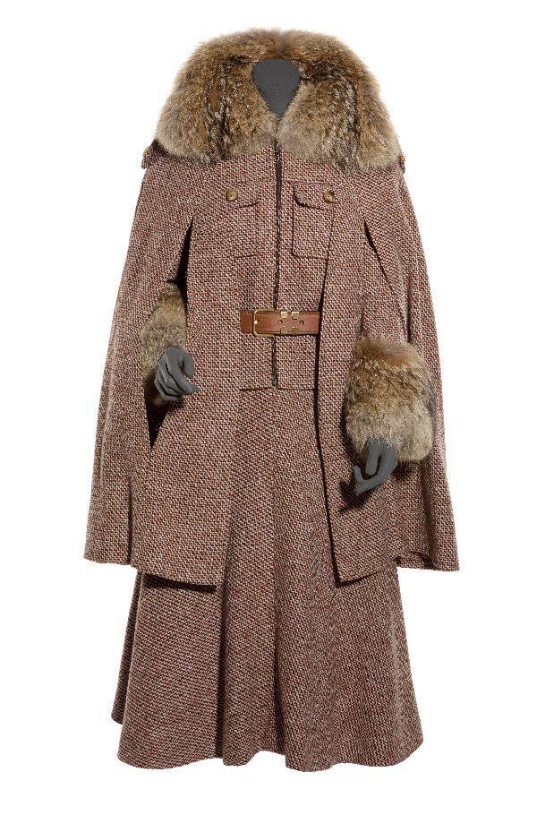 Ensemble bestaande uit jas, rok, van wollen tweed, in tinten bruin, beige, wit en donkerrood, met…