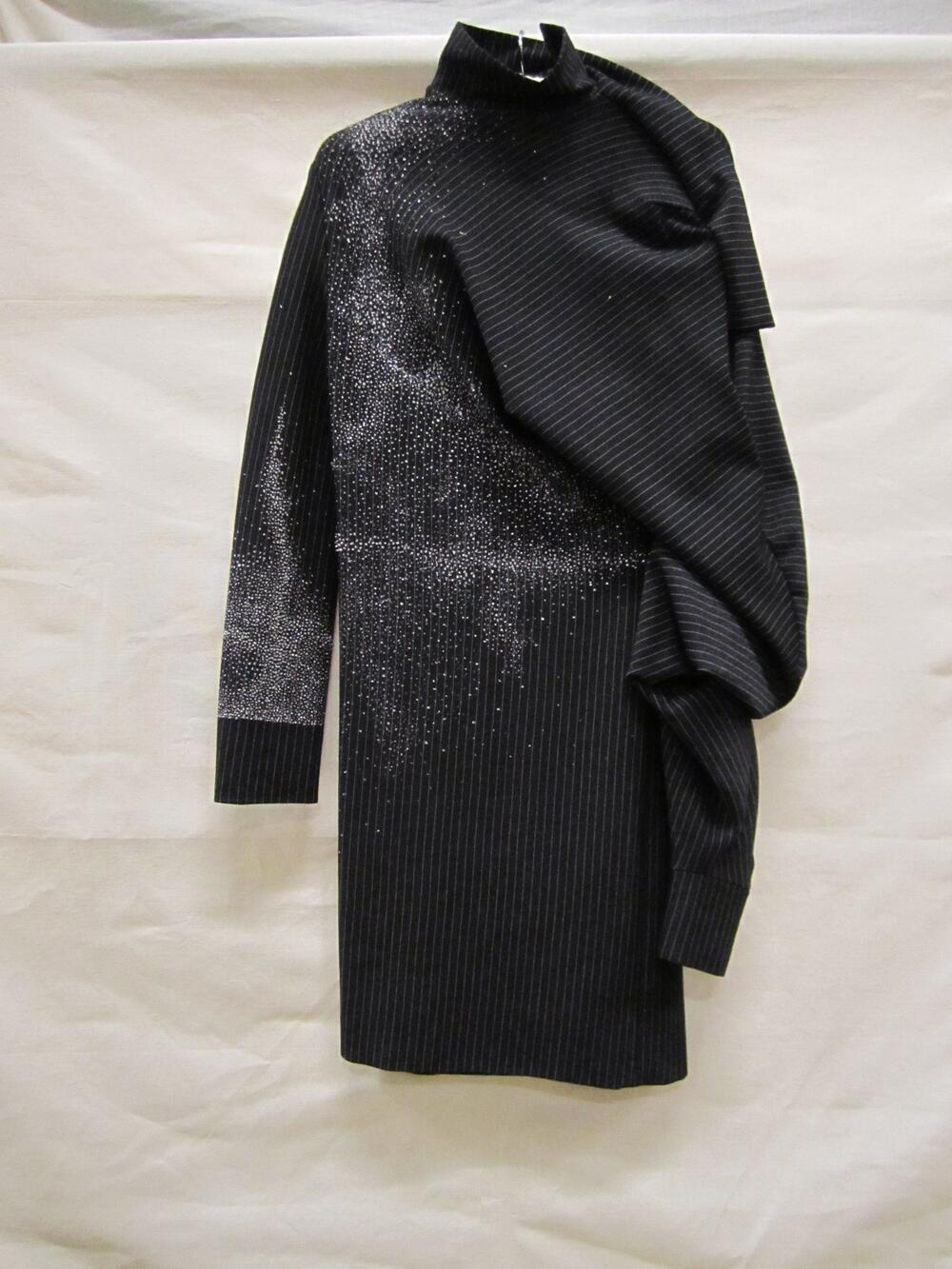 Jurk van zwart/wit gestreept wollen tricot met ingeweven zilverkleurige glans. Opgespoten kunststof…