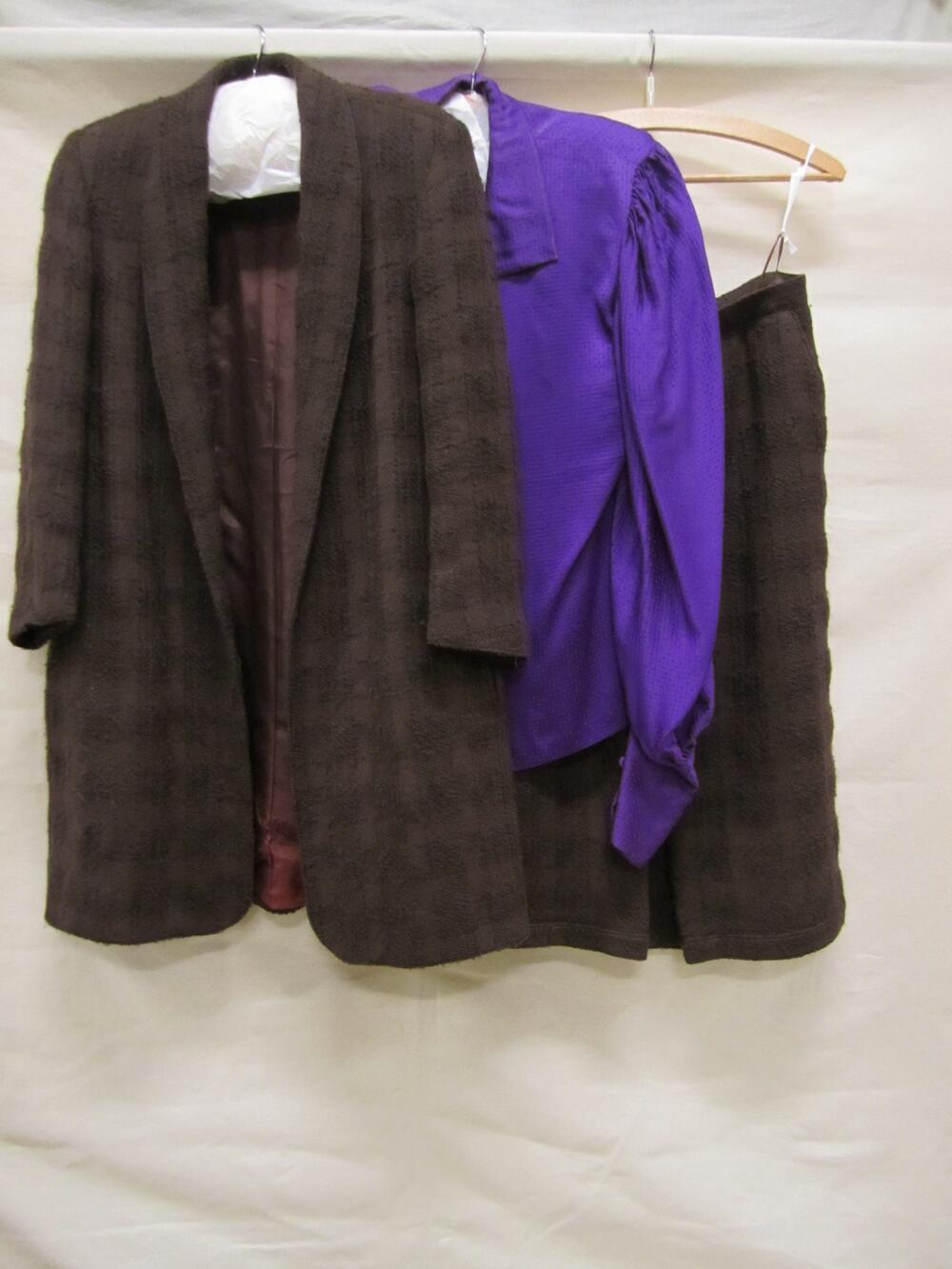 Driedelig ensemble bestaande uit jasje en rok van bruine wol en blouse van paarse zijde