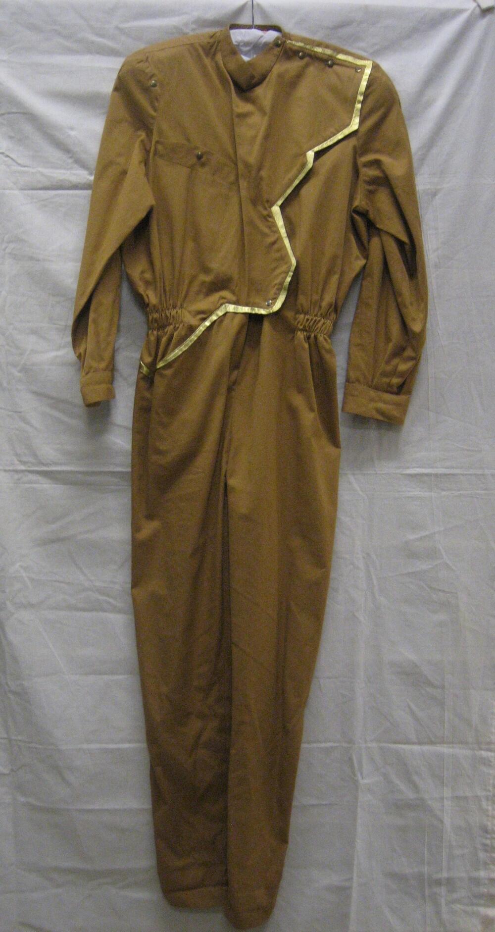 Jumpsuit van bruine katoen met accenten van goudkleurig metallic leer, met a-symetrische sluiting,…