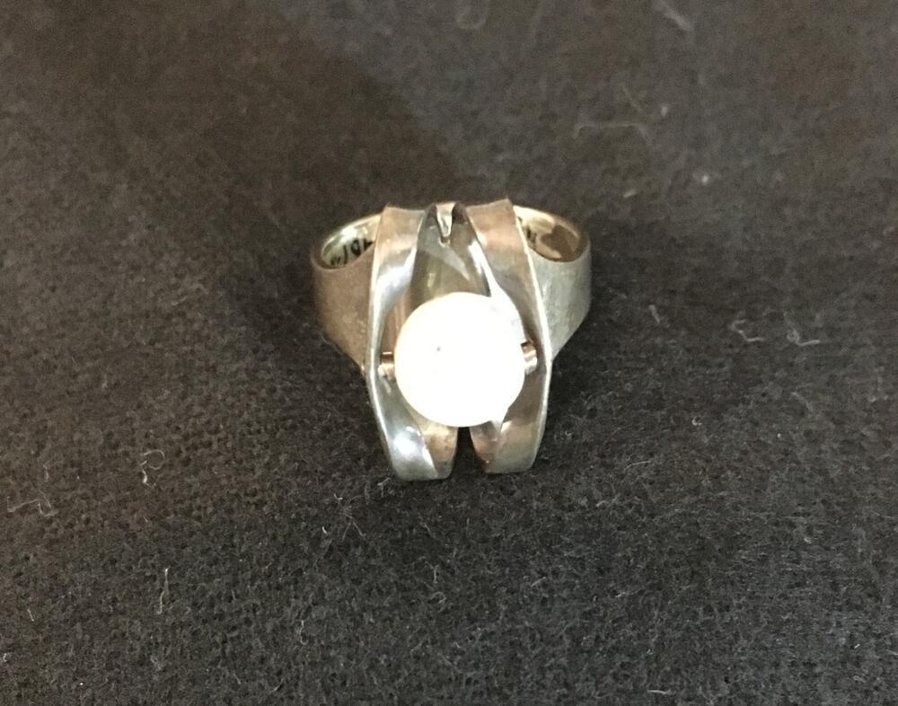 Zilveren ring met een zwart geaderde melkachtige kraal