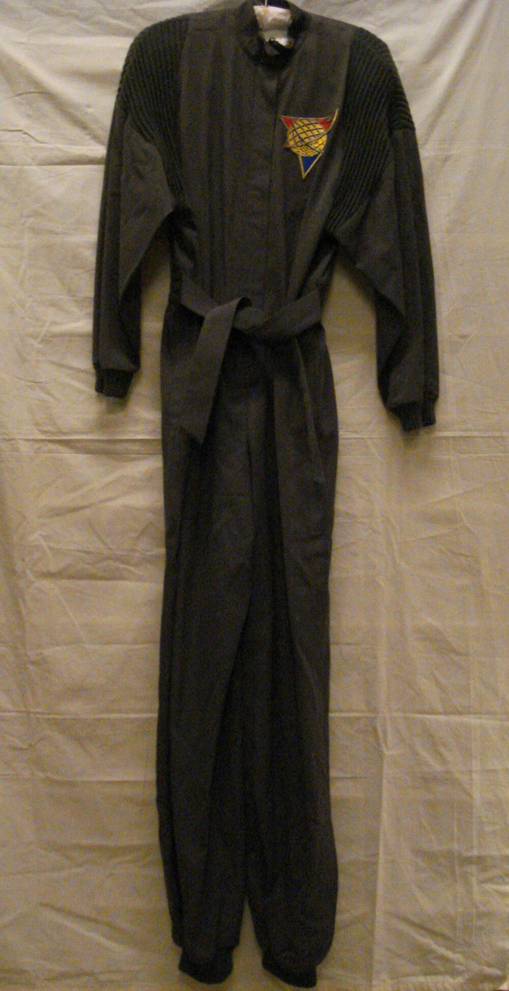 Jumpsuit van grijze katoen in keperbinding met schouderstukken en boorden aan mouwen en pijpen van…