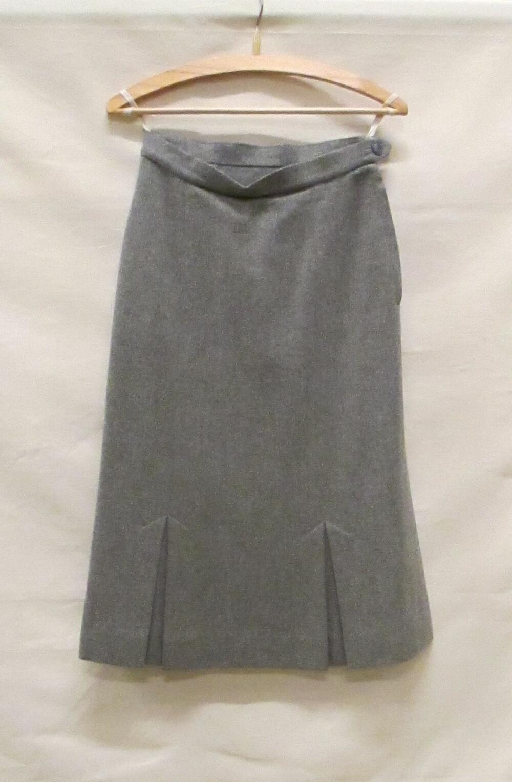 Rok van grijze geruwde wol (flanel), kuitlang, aansluitend model met in voor- en achterpand twee…