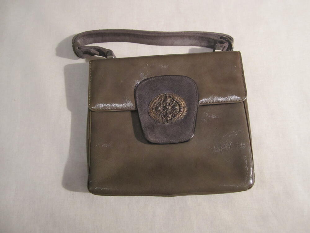 Tas van grijs (kunst?)leer met idemkleurige accenten in suède. Recht model. Ornament van…