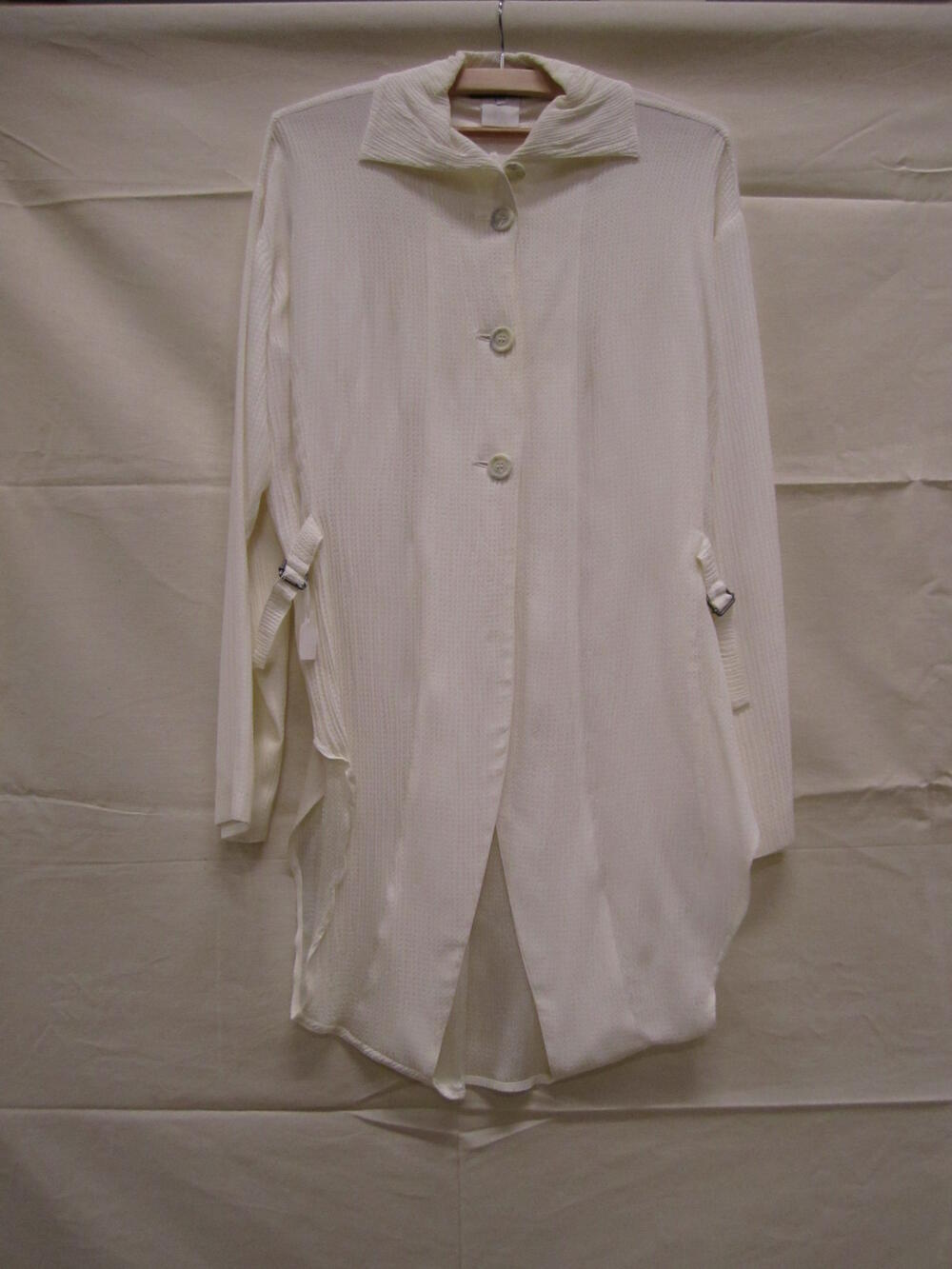 Blouse/tuniek van ivoorkleurig viscose-acetaatmengsel met krinkeleffect en ingeweven lengtestreep