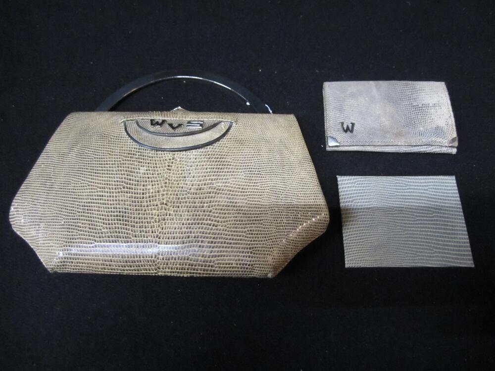 Handtasje van slangenleer met monogram 'WVS', zilverkleurig metalen beugel en slotje. In het tasje…